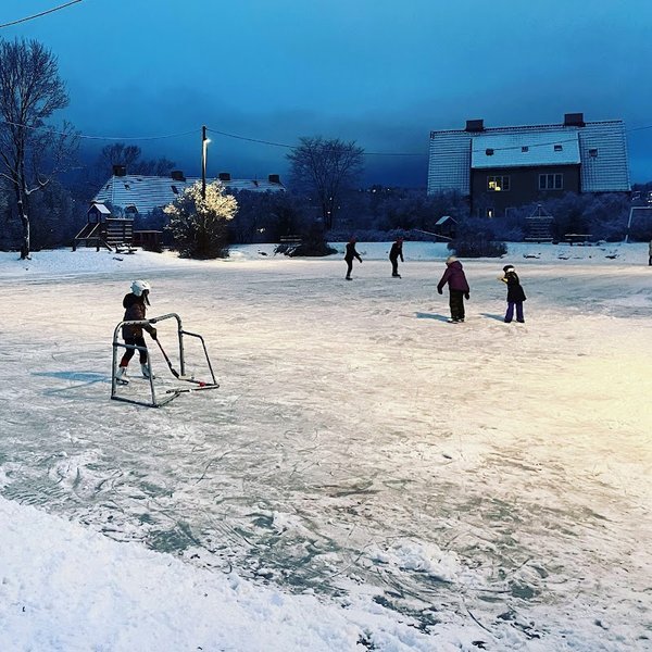Eventyrplassen lekeplass/skøytebane/fotballbane